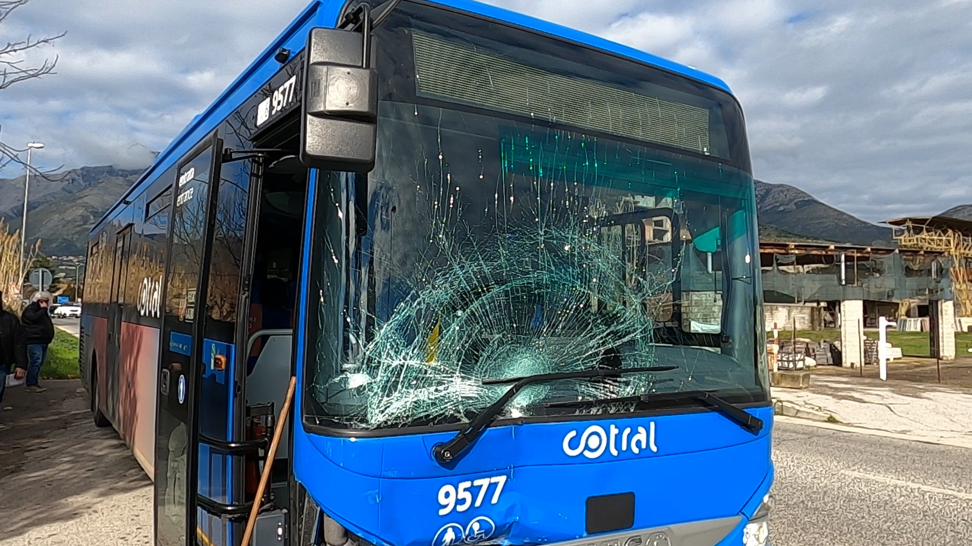 Formia - Sull'Appia scontro tra bus Cotral e Ape car - Teleuniverso