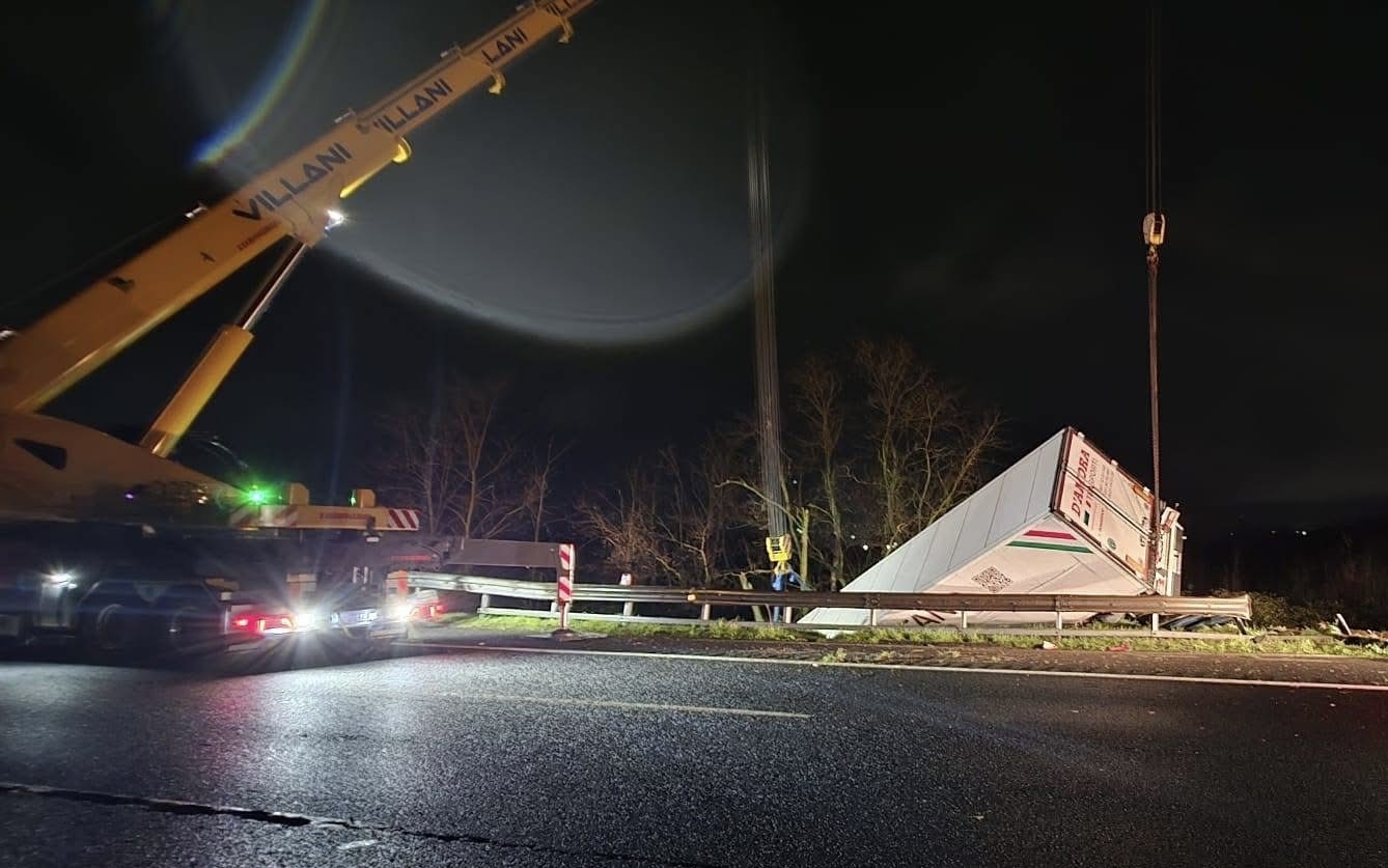 Anagni - Autoarticolato sfonda il guard rail e finisce nella scarpata ...